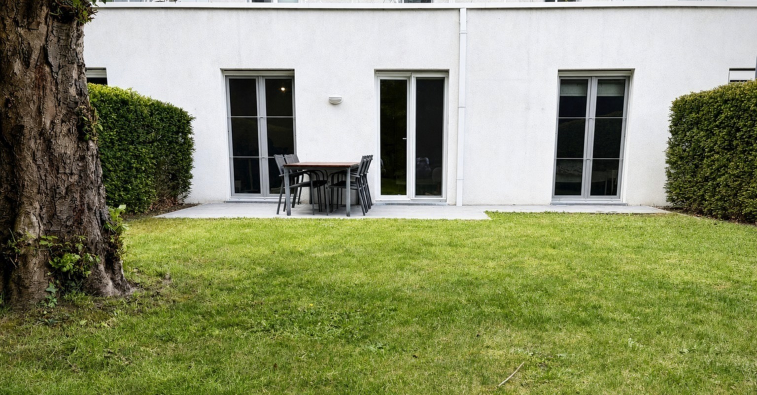 Tuingerichte vensters van het appartement