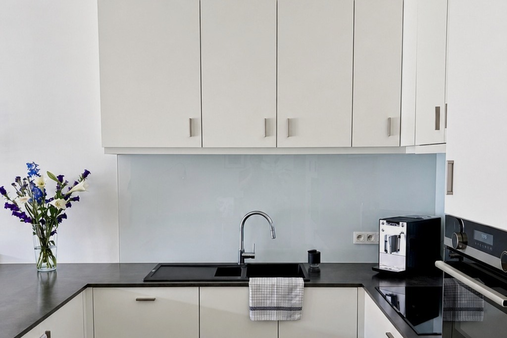 Open keuken met ingebouwde toestellen en ruime kastruimte