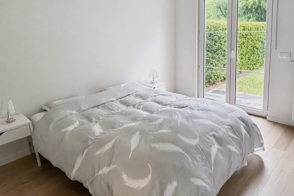 Hoofdslaapkamer met openslaande deuren naar de tuin