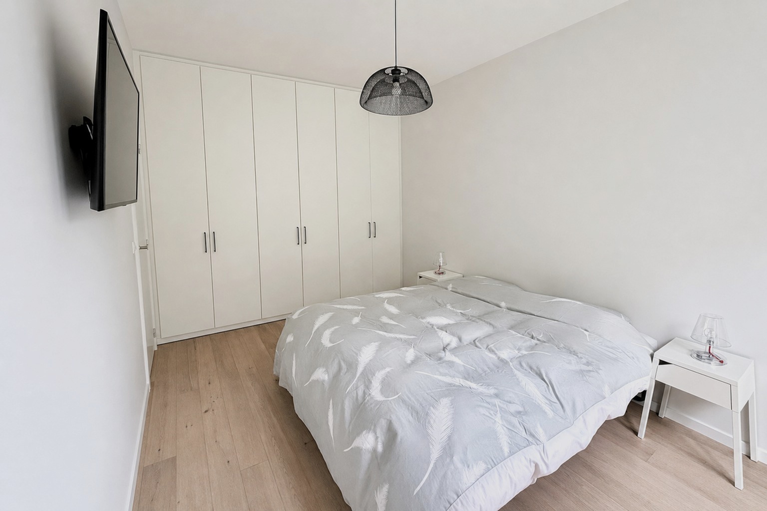 Hoofdslaapkamer met ingemaakte kasten